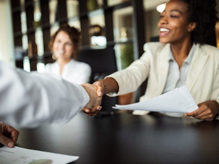 Deux femmes se serrent la main lors d'une réunion professionnelle. Deux femmes se serrent la main lors d'une réunion professionnelle.