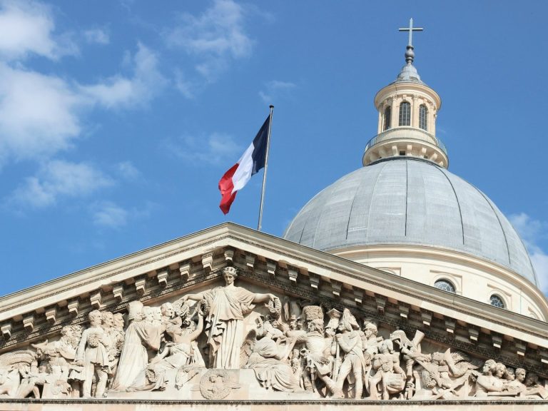 Façade du Panthéon à Paris avec le drapeau français et un ciel bleu. Façade du Panthéon à Paris avec le drapeau français et un ciel bleu.