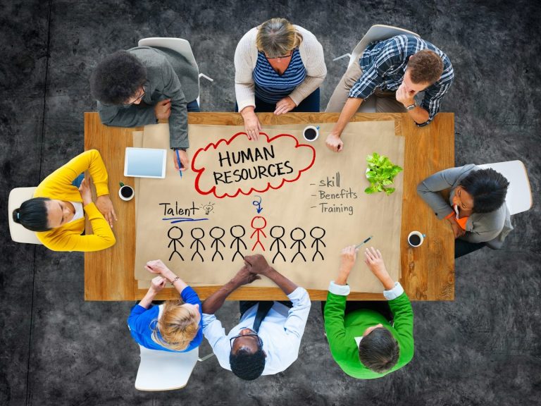 Groupe de personnes autour d'une table avec des notes sur des ressources humaines. Groupe de personnes autour d'une table avec des notes sur des ressources humaines.