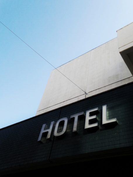 Façade d'un hôtel Façade d'un hôtel avec le mot "HOTEL" en lettres argentées sur fond sombre.