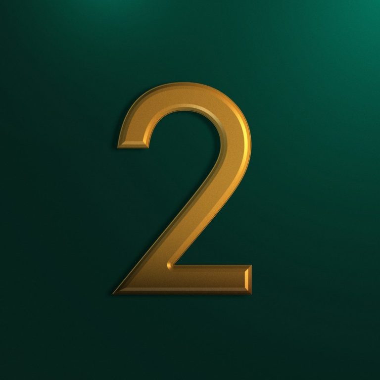 Le chiffre "2" en doré sur un fond vert foncé. Le chiffre "2" en doré sur un fond vert foncé.