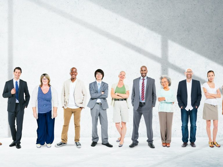 Groupe diversifié de personnes en tenue décontractée et professionnelle, alignées côte à côte. Groupe diversifié de personnes en tenue décontractée et professionnelle, alignées côte à côte.