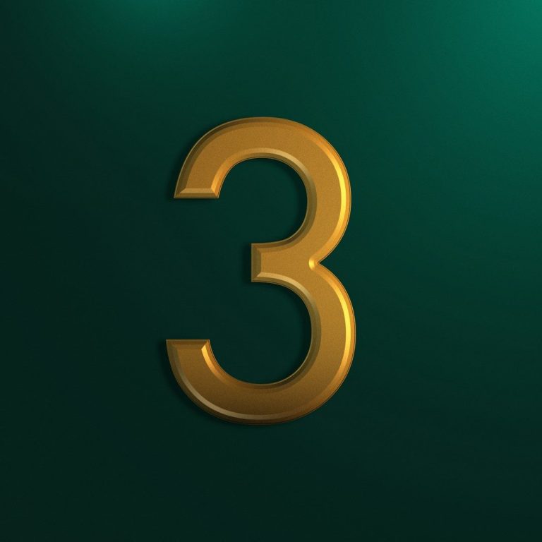 Le chiffre trois en or sur un fond vert. Le chiffre trois en or sur un fond vert.
